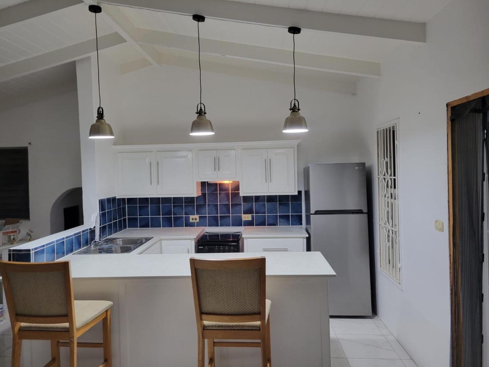Attractive 2-Bed Apartment Stunning Sea View Dickenson Bay Luaran gambar