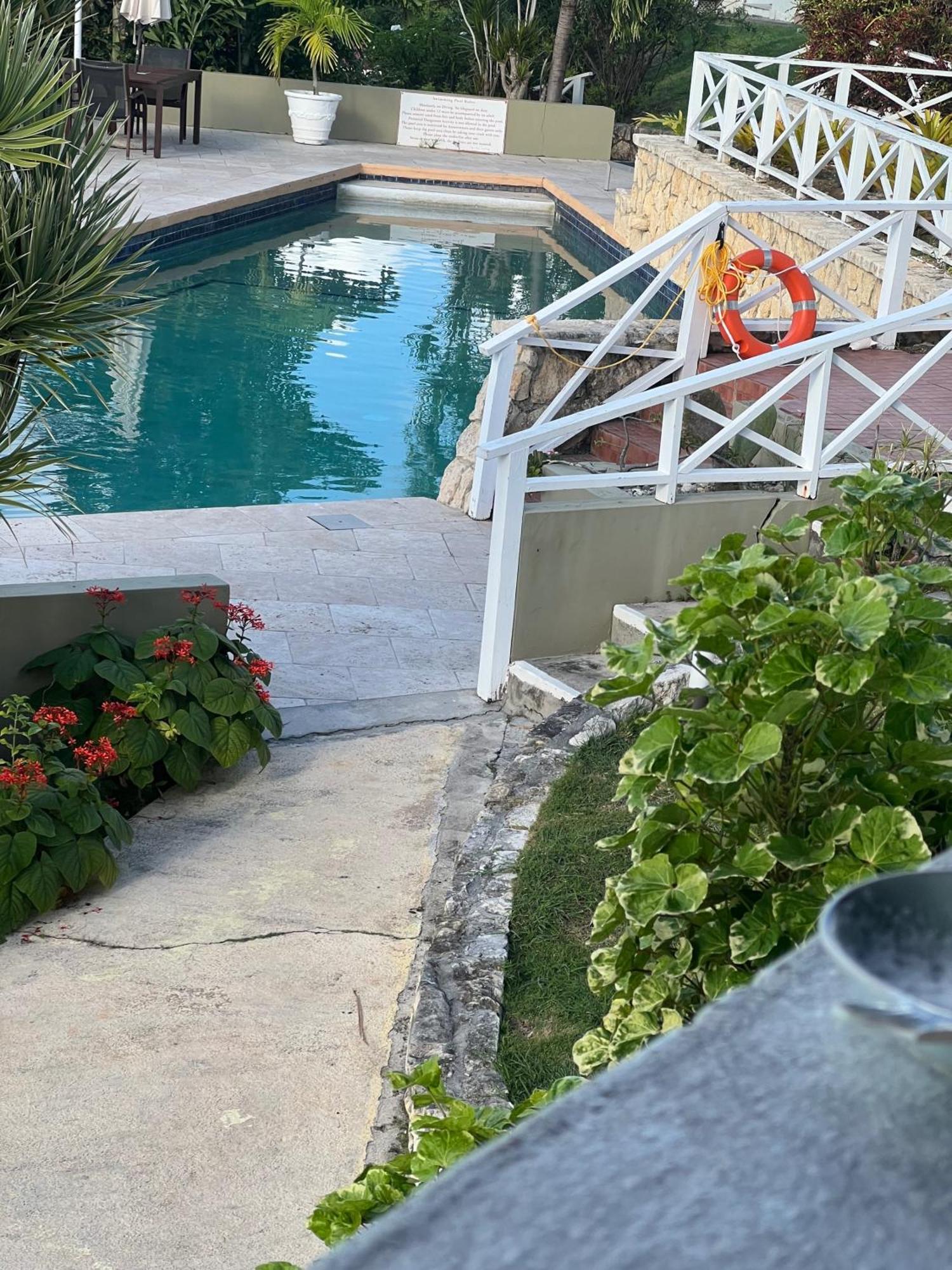 Attractive 2-Bed Apartment Stunning Sea View Dickenson Bay Luaran gambar